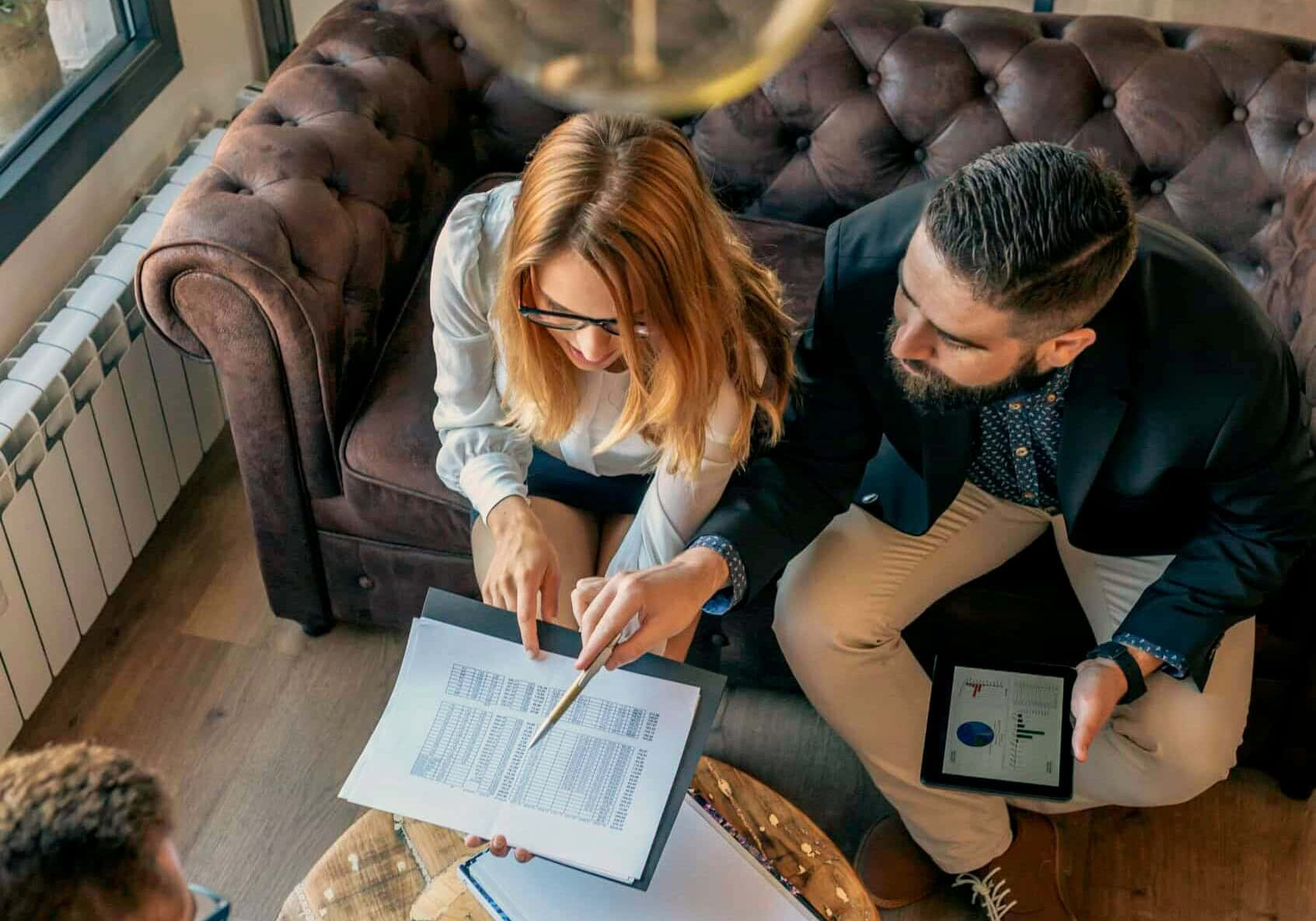 Échange professionnel entre coach et organisation